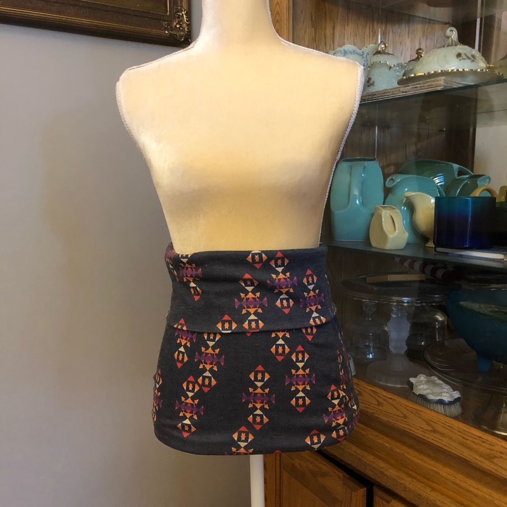 Grey mini skirt with geometric pattern